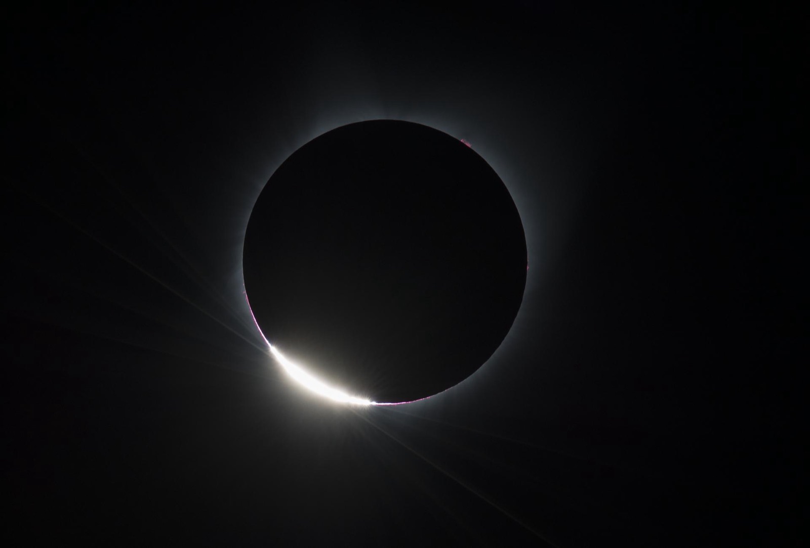 Anillo de diamante durante un eclipse solar total