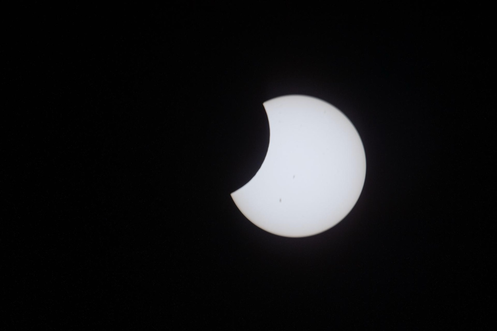 Eclipse parcial fotografiado desde la Estación Espacial