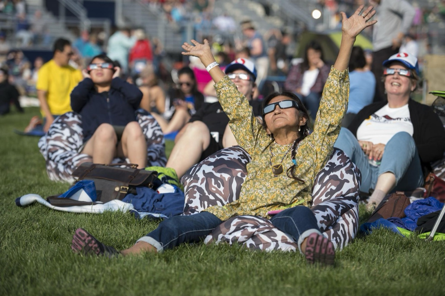 Personas y entorno durante un eclipse total