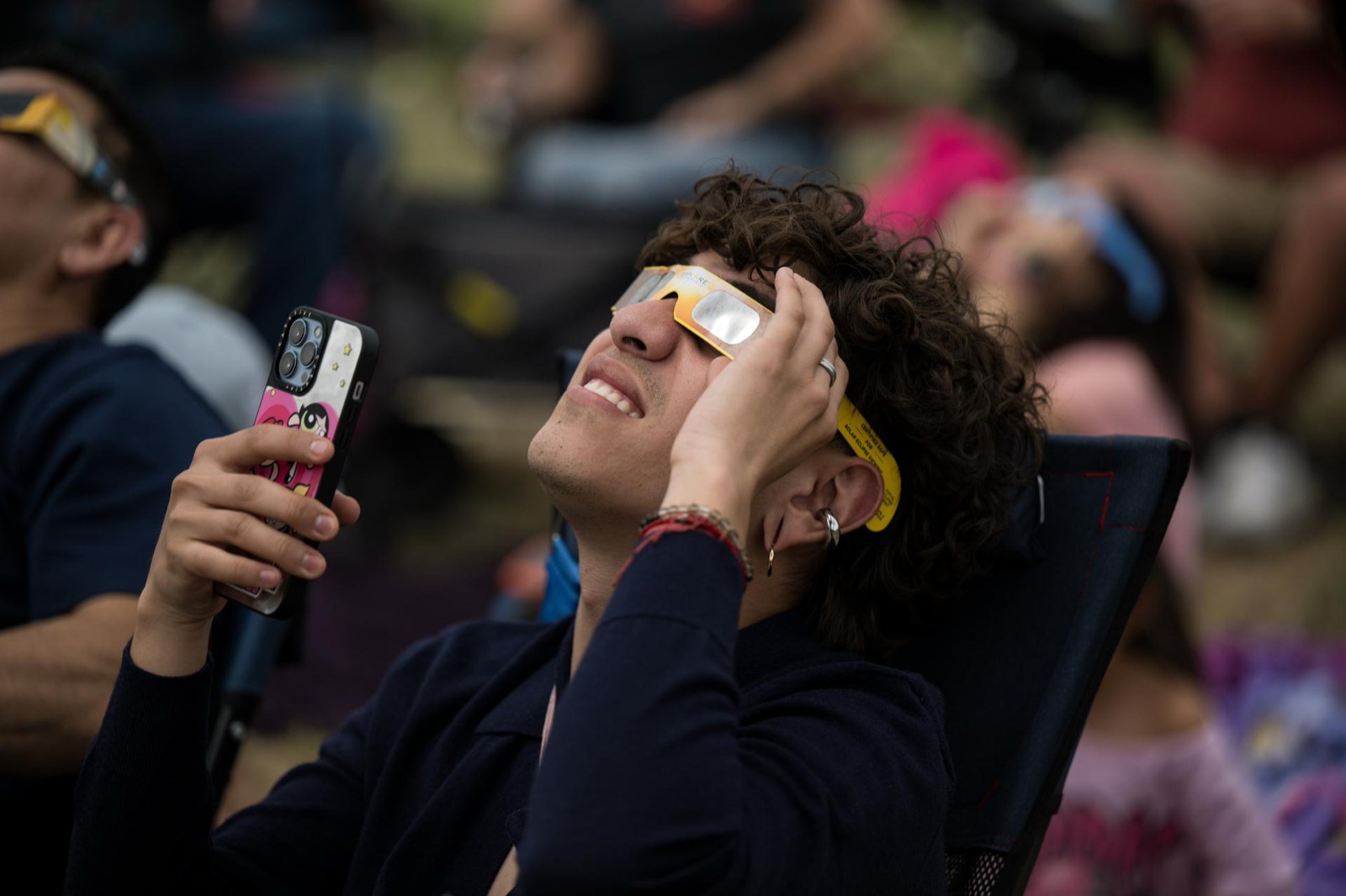 Persona observando un eclipse con gafas certificadas