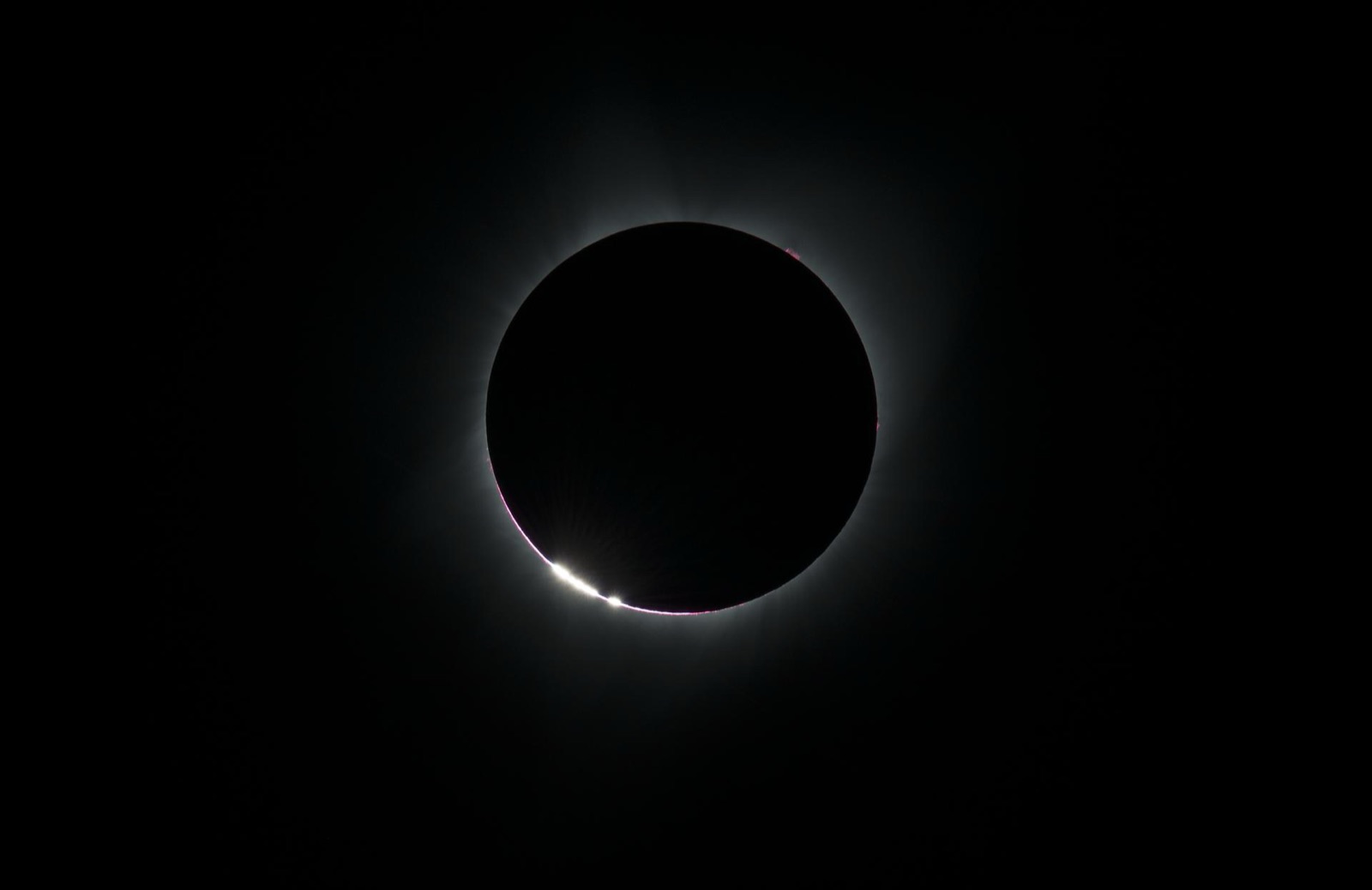 Perlas de Baily y cromosfera en el borde de la Luna