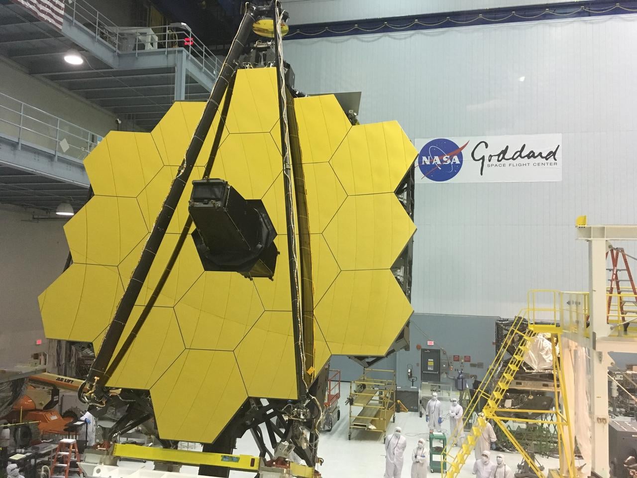 El telescopio James Webb desplegado, con su parasol de cinco capas y espejo primario hexagonal.