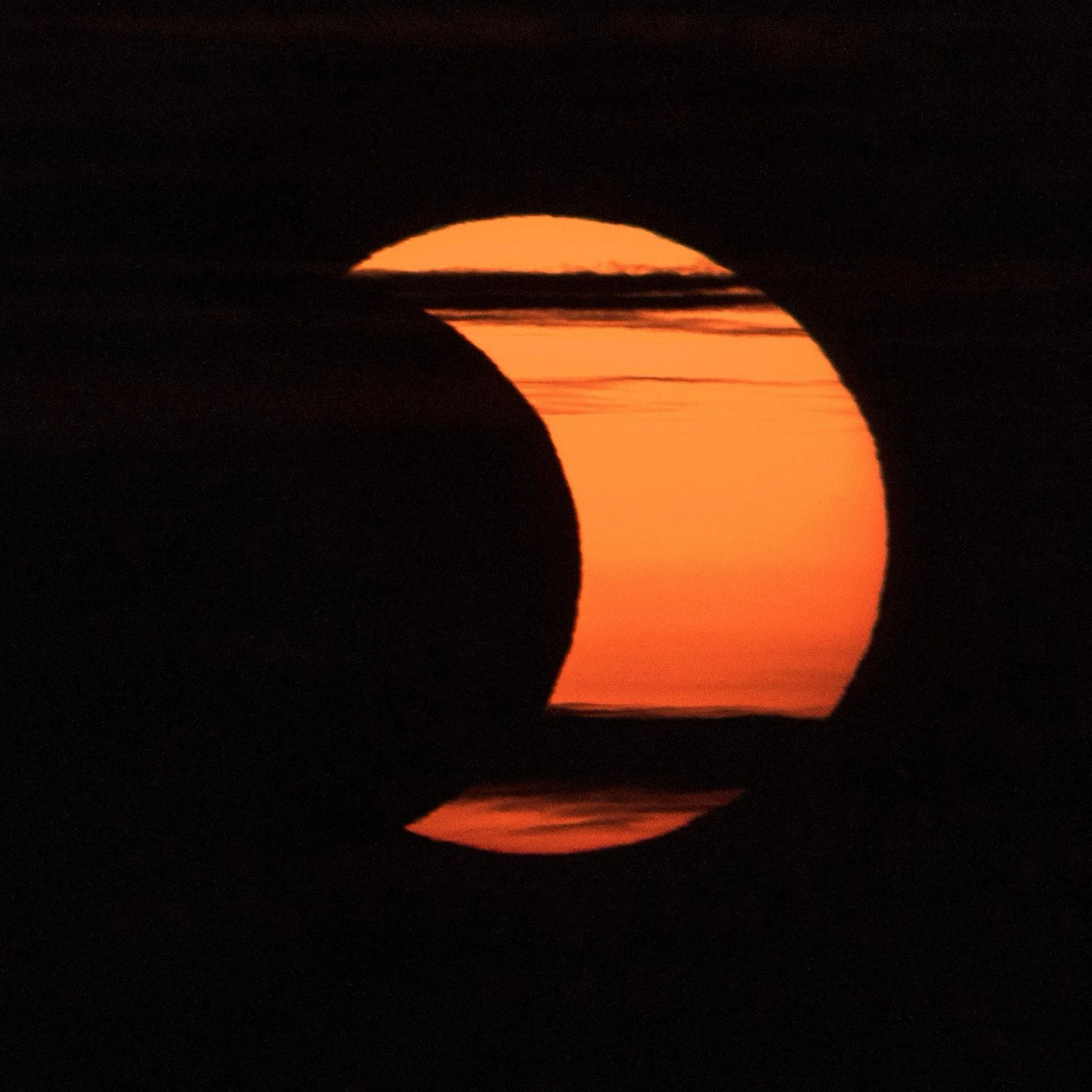 Eclipse parcial de Sol al amanecer
