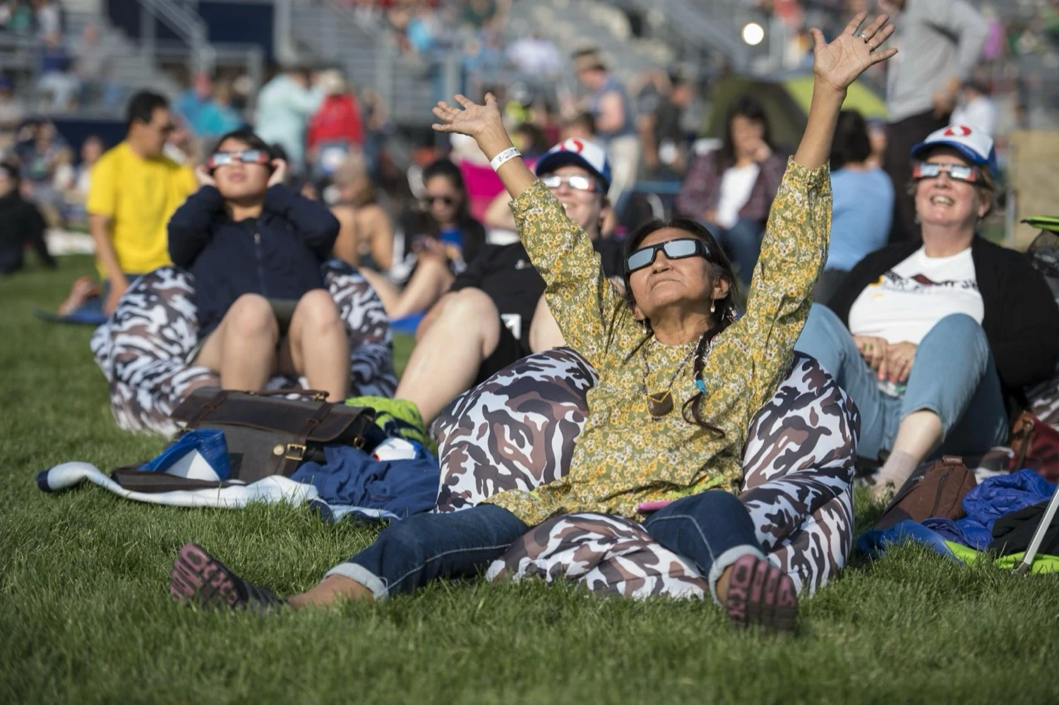 Personas y entorno durante un eclipse total